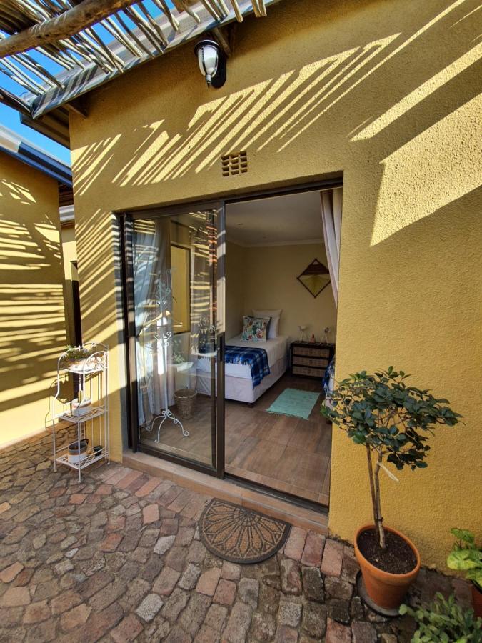 Хостел Lebo'S Soweto Backpackers Екстер'єр фото