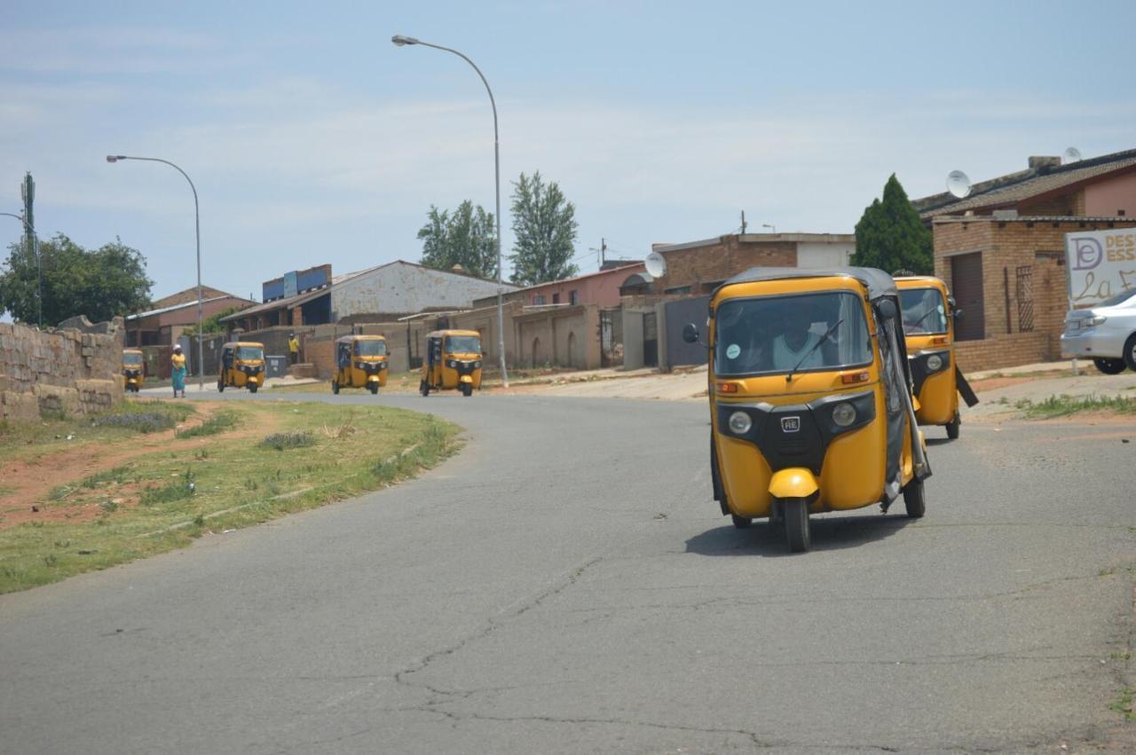 Хостел Lebo'S Soweto Backpackers Екстер'єр фото