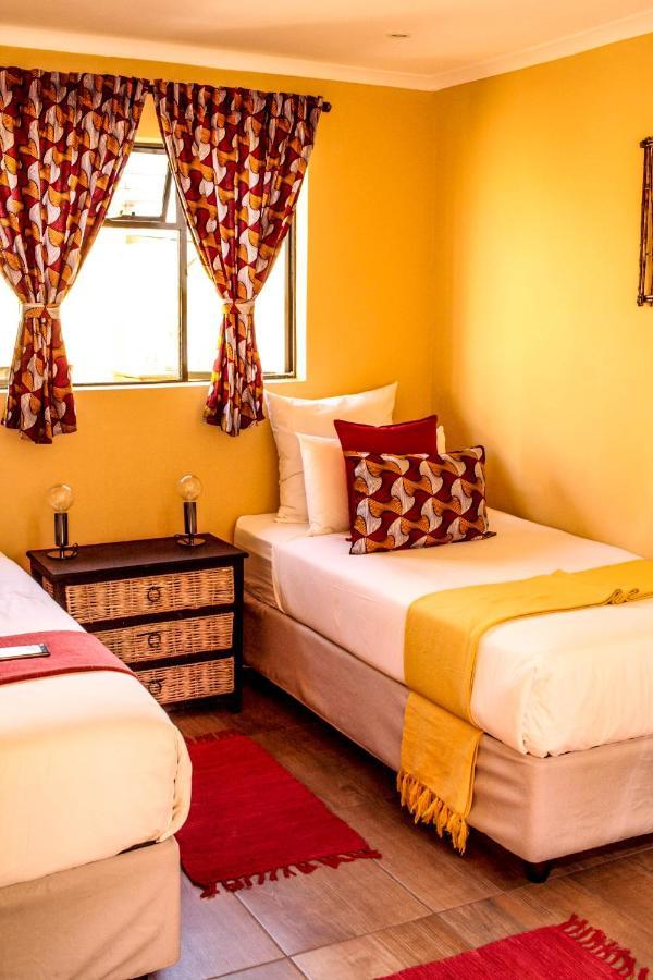 Хостел Lebo'S Soweto Backpackers Екстер'єр фото