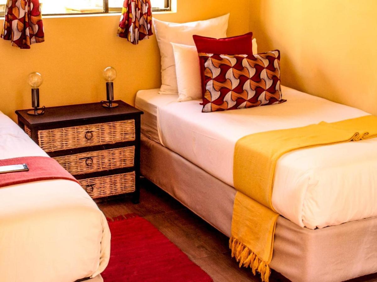 Хостел Lebo'S Soweto Backpackers Екстер'єр фото